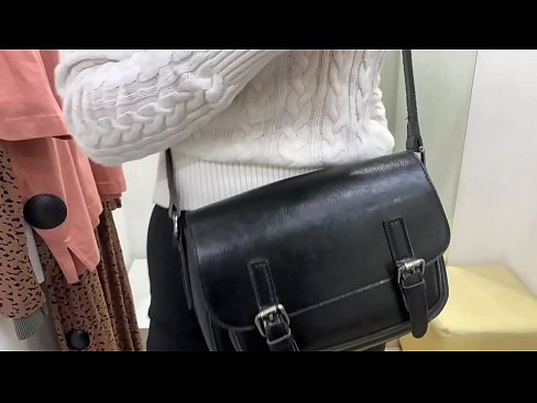 ❤️ Vieša jaunos kalės FeralBerry masturbacija su dildo aprangos kambaryje Seks video prie mūsų