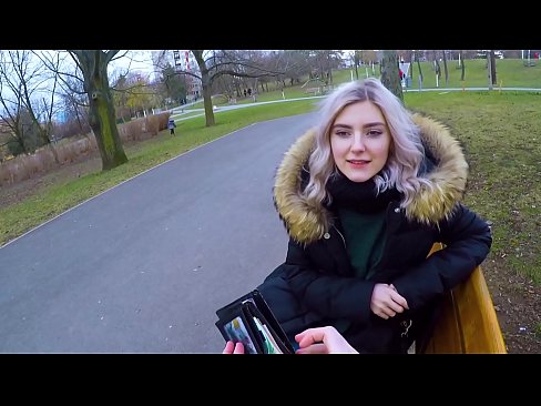 ❤️ Už pinigus nuryja karštą nepažįstamojo spermą - blowjob in the park by Eva Elfie Seks video prie mūsų